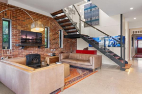 Quaint 4-Bed with Backyard 5-Min to the Beach